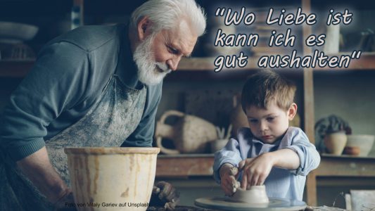 Großvater töpfert mit seinem kleinen Enkel