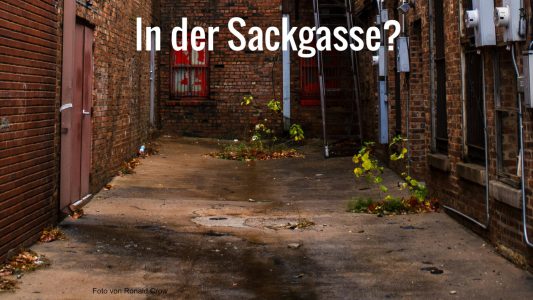 Sackgasse, die an einer Häuserfront endet