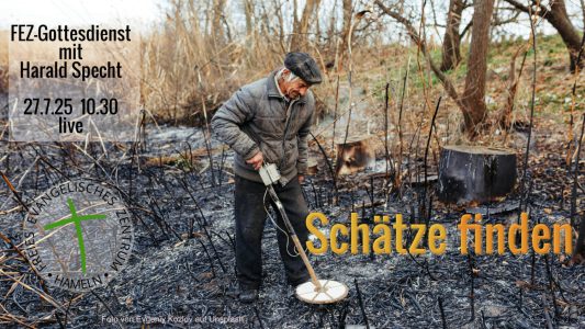 Mann mit Metallsucherät auf verbrannter Erde