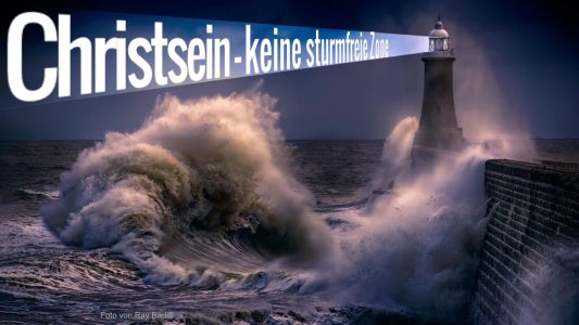 Stürmische See geben einen Leuchtturm