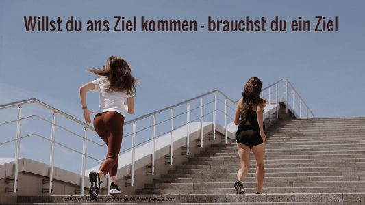 Foto von Maksim Goncharenok: https://www.pexels.com/de-de/foto/gesund-treppe-stufen-menschen-4348630/