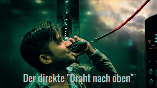 Mann im Aufzug mit Telefonhörer und Telefonschnur, die nach oben geht.